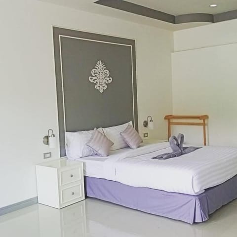 Deluxe Double Room, Balcony, Garden View | WiFi (free), bed sheets