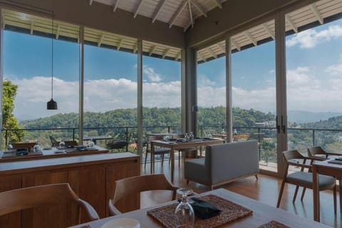 Deluxe Double Room, Balcony, Mountain View | Dining
