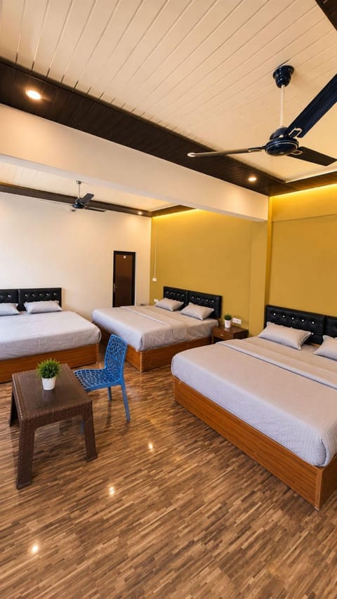 Superior Room | Rollaway beds, bed sheets