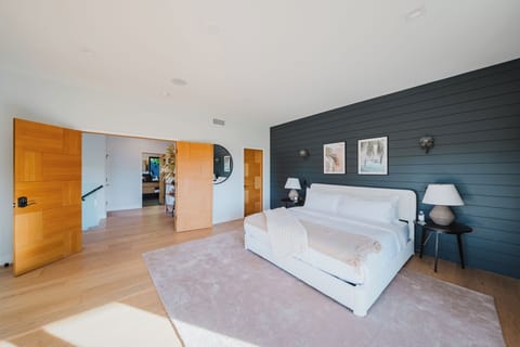Apartment (3 Bedrooms) | 3 bedrooms, desk, iron/ironing board, bed sheets