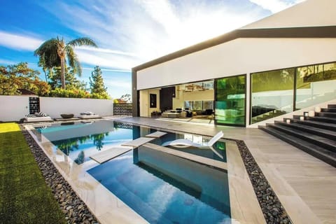 Apartment (4 Bedrooms) | Front of property