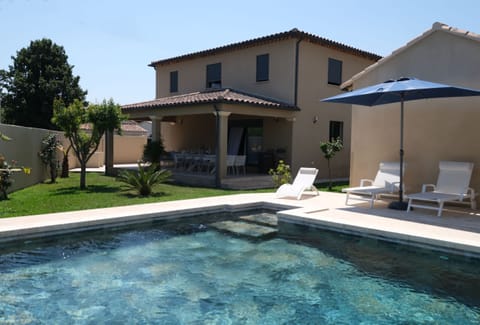 Holiday rental in Salon-de-Provence: large family villa with pool close city center and all modern comforts for up to 12 guests. Book your stay online with Plaisirs & Maisons de Provence.