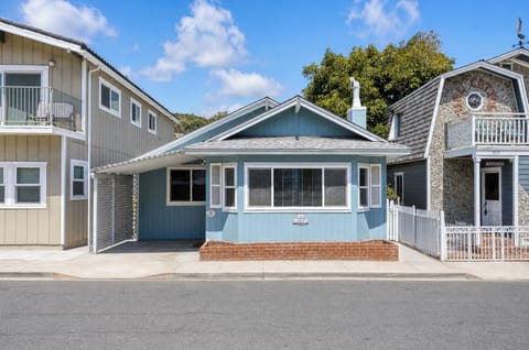 Charming coastal cottage nestled in a friendly neighborhood, offering convenient street access and a welcoming arrival experience with nearby parking and easy check-in.