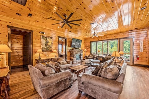 House, Multiple Beds (The Majestic Pine Retreat) | Living area