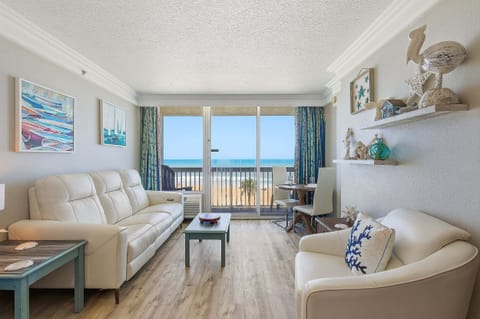 House, 2 Queen Beds, Balcony (Daytona Beach Resort 456) | Living area