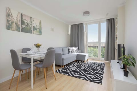 Bright living area with a dining corner, large windows and stylish décor. Plenty of natural light throughout the space.