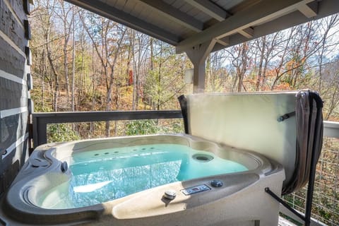 House, 1 King Bed with Sofa bed (Bear Necessity) | Outdoor spa tub