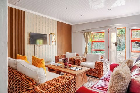 Apartment, 1 Bedroom, Smoking, Patio | Living room