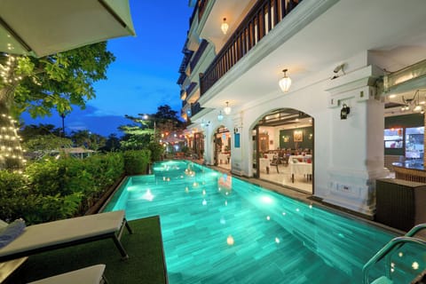 Outdoor pool, pool umbrellas