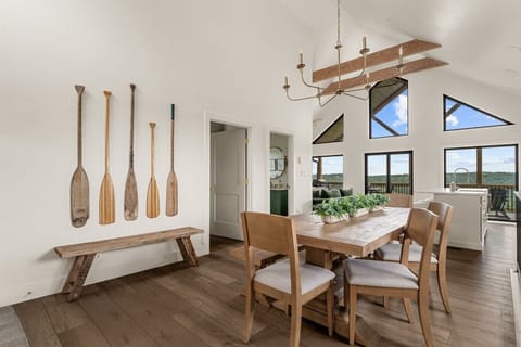 tep into a spacious, open-concept entryway designed with convenience in mind. Kick off your shoes, store your bags, and take a seat as you settle in and prepare to enjoy your relaxing lake getaway.