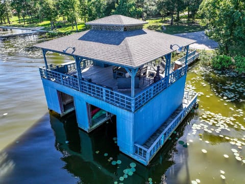 Relax, fish and enjoy your stay on the 2nd story of the boat house