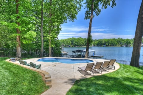 Welcome to Lucky's Lake House! Sleeps 20 with 7 bedrooms, dock bar & pool.