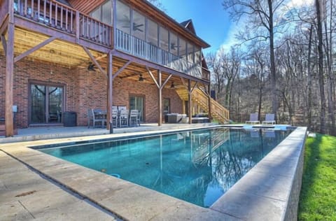 Welcome to Winding Down! Enjoy the lake front pool & hot tub.