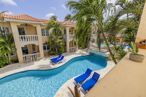 Resort pool perfect for relaxing under the Aruba sun ????