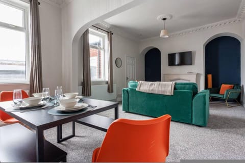 House | 2 bedrooms, desk