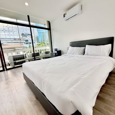 Comfort Double Room, 1 Queen Bed, Non Smoking, City View | Desk, free WiFi