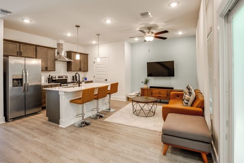 San Antonio Vacation Rental | 2BR | 2.5BA | 1,211 Sq Ft | Stairs Required