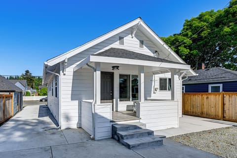 Renton Vacation Rental | 6BR | 2BA | 2,120 Sq Ft