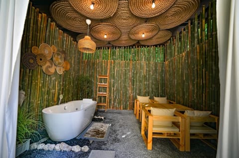 Studio with Spa Bath | Bathroom | Free toiletries, towels, soap, shampoo