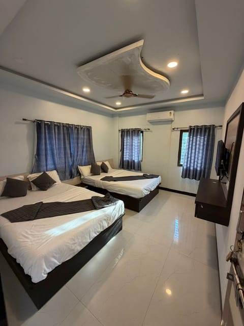 Deluxe Quadruple Room | Desk, free WiFi
