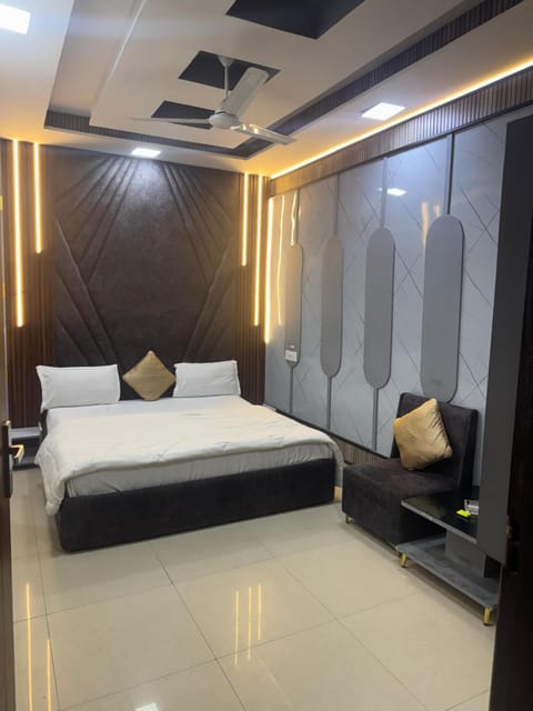 Suite | Rollaway beds, bed sheets