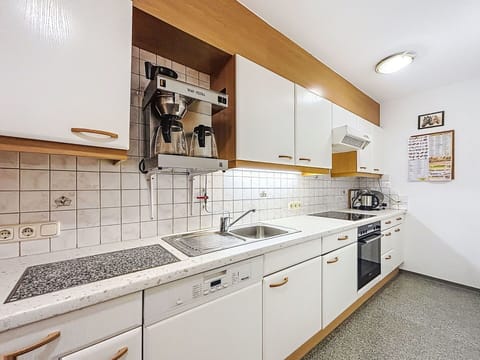 Kitchen, Kitchen Appliance, Major Appliance, Countertop, Kitchen Sink, Cabinetry, Kitchen Stove, Interior Design, Flooring, Apartment