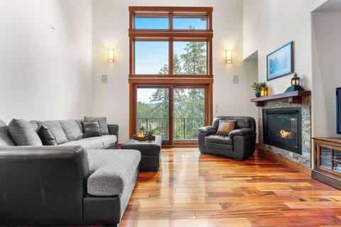 Soaring ceilings, expansive windows, and peaceful lake views welcome you to The Lantern House.