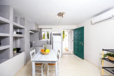 Deluxe Studio, 1 King Bed | Private kitchen | Full-size fridge, stovetop, espresso maker, electric kettle