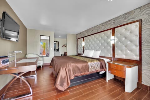 Luxury Single Room | Desk, laptop workspace, blackout drapes, iron/ironing board