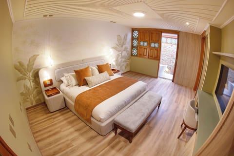 Suite | Premium bedding, down comforters, pillowtop beds, minibar