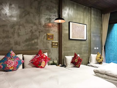 Deluxe Quadruple Room | Egyptian cotton sheets, premium bedding, down comforters, desk