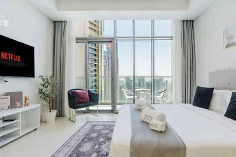 Exclusive Studio, 1 King Bed, Air conditioning, Canal View | In-room safe, blackout drapes, soundproofing, iron/ironing board