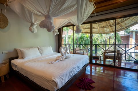 Deluxe Garden Loft | In-room safe, WiFi (free), bed sheets
