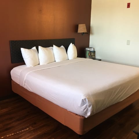 Room, 1 King Bed | Free WiFi, bed sheets