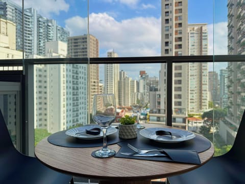 Deluxe Studio Suite, Balcony, City View | Dining