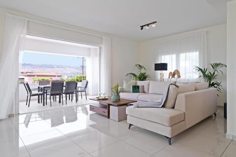 Superior Villa, Patio | Living area