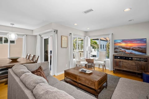 Beach house dining room san diego