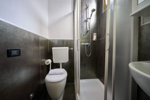 Double or Twin Room, Balcony | Bathroom | Shower, towels