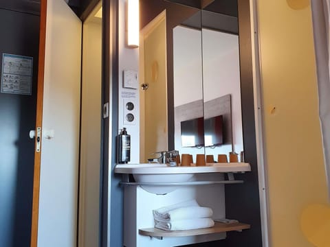 Shower, eco-friendly toiletries, towels