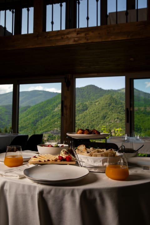 2 restaurants; lunch, dinner, and brunch served