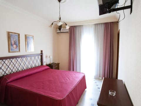 Single Room | Desk, blackout drapes, rollaway beds, free WiFi