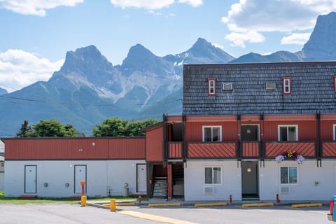 The lodge sits in the heart of Canmore, with ski hills, hiking, and the Bow Valley on your doorstep