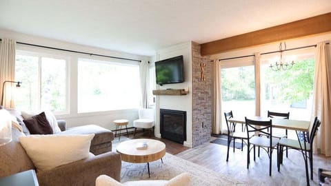 Relaxing Family Room in Waterville Valley Vacation Condo