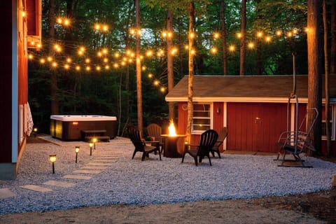 Relax beneath the stars in the private hot tub or gather around the fire pit for cozy evenings, unforgettable conversations, and memorable mountain nights.