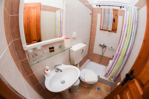 Superior Double Room, 1 Double Bed, Non Smoking, Mountain View | Bathroom | Free toiletries, towels