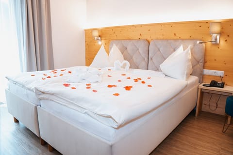 Double Room, Balcony | Hypo-allergenic bedding, in-room safe, cribs/infant beds, rollaway beds