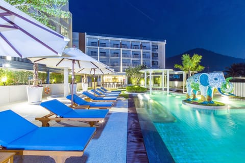Outdoor pool, pool umbrellas, sun loungers