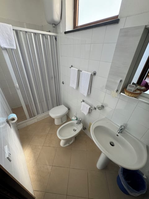 Standard Double Room | Bathroom | Shower, rainfall showerhead, free toiletries, bidet