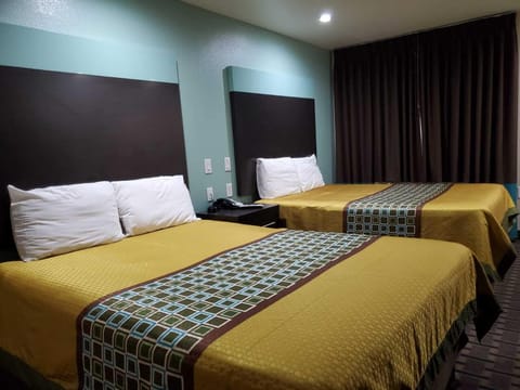 Double Room, Smoking | Desk, iron/ironing board, WiFi (free), alarm clocks