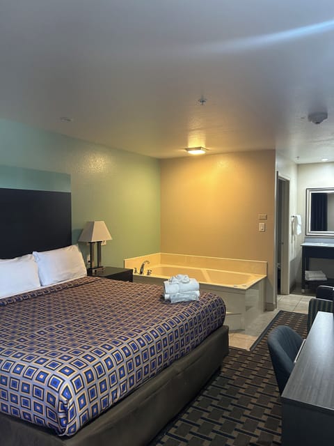 Room, 1 King Bed, Hot Tub Non Smoking | Desk, iron/ironing board, free WiFi, bed sheets